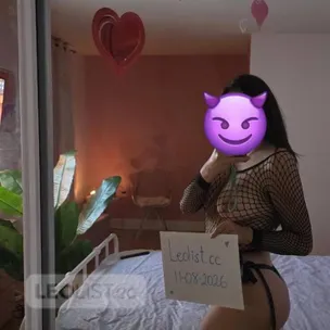 playful wet &amp; tight!! come &amp; play with my young pink kitty profile image